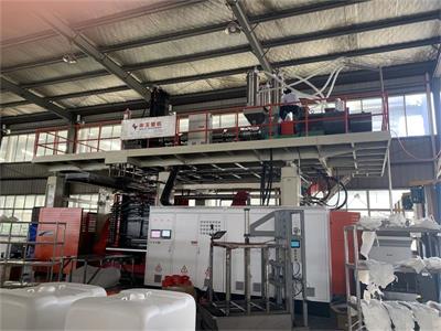 Three-layer automatic blow molding machine